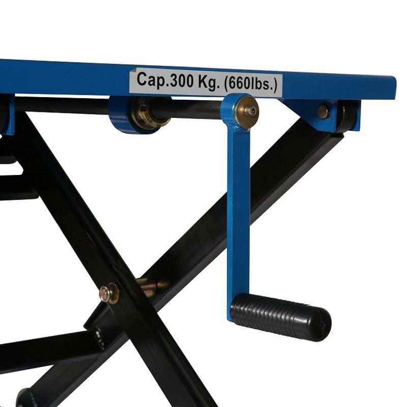 Zoom sobre la manivela de la mesa elevadora con manivela azul 300kg