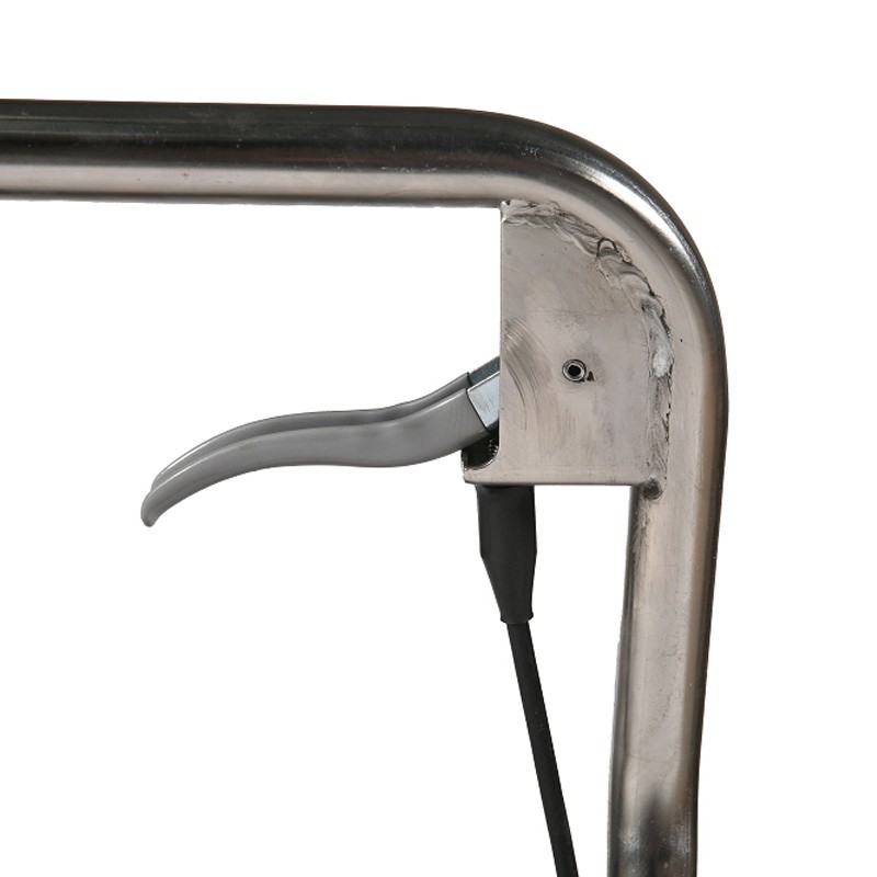 zoom sobre el asa de descenso de la mesa elevadora INOX 304