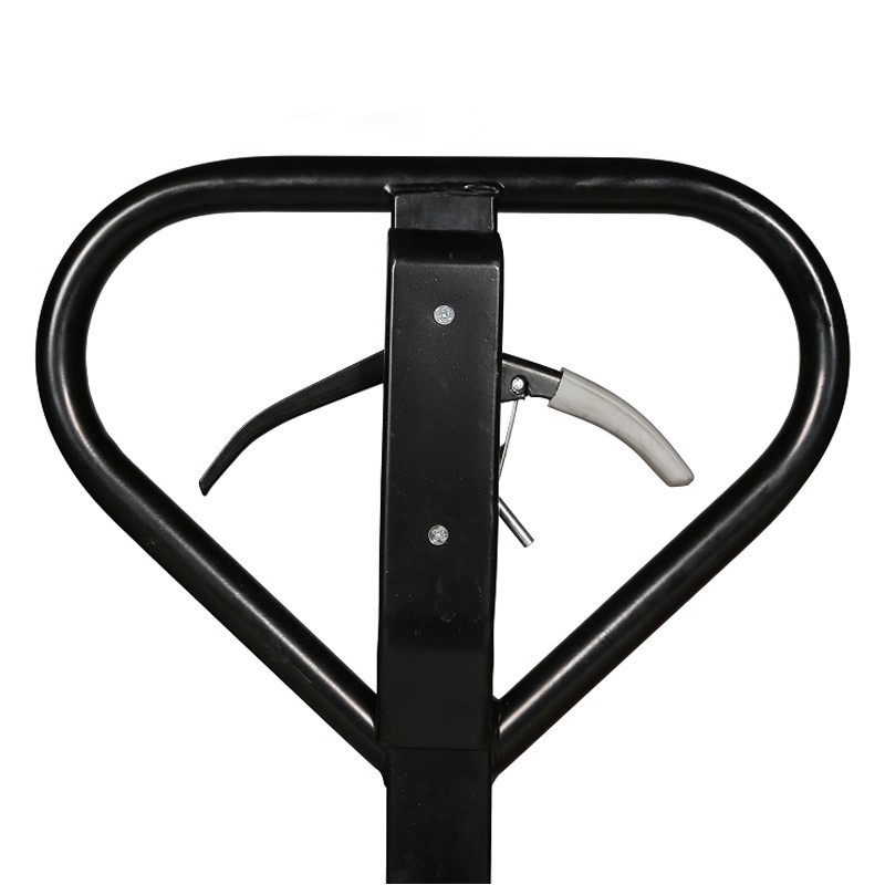 Zoom sobre el timón de la transpaleta con freno 2500kg