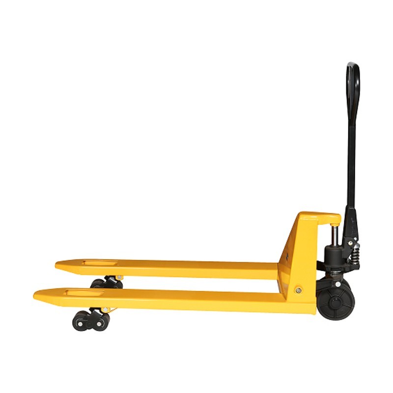 Transpaleta horquillas anchas 685mm con rodillos en posición de elevación