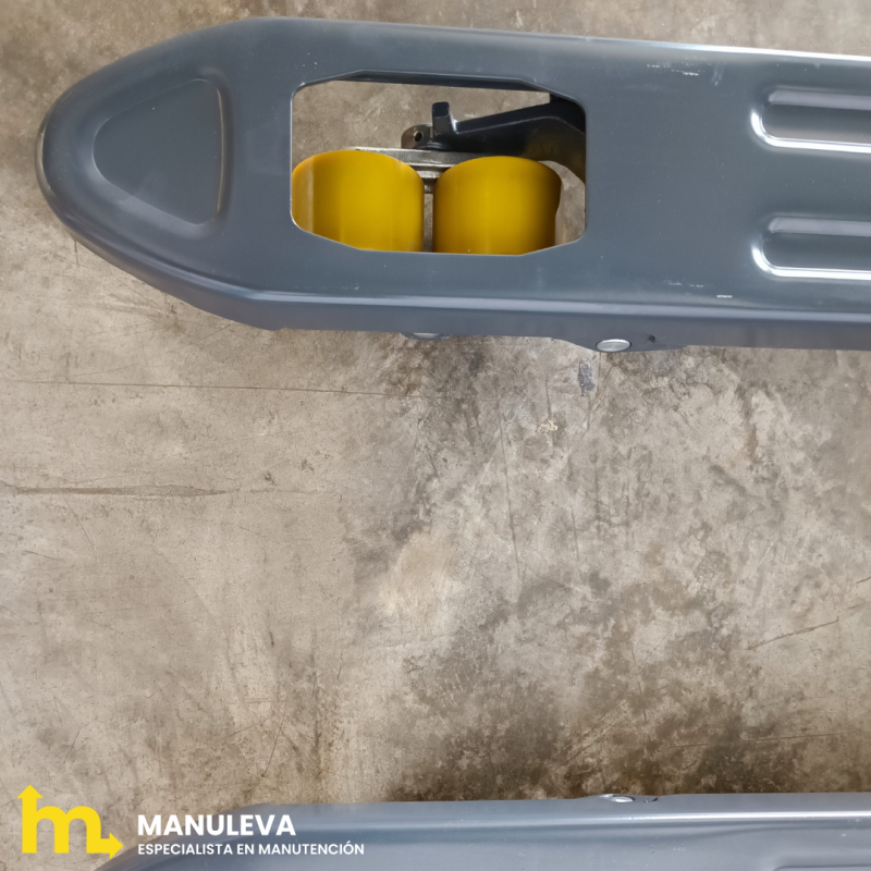 vista superior de los rodillos de la transpaleta eléctrico  batería litio 30Ah