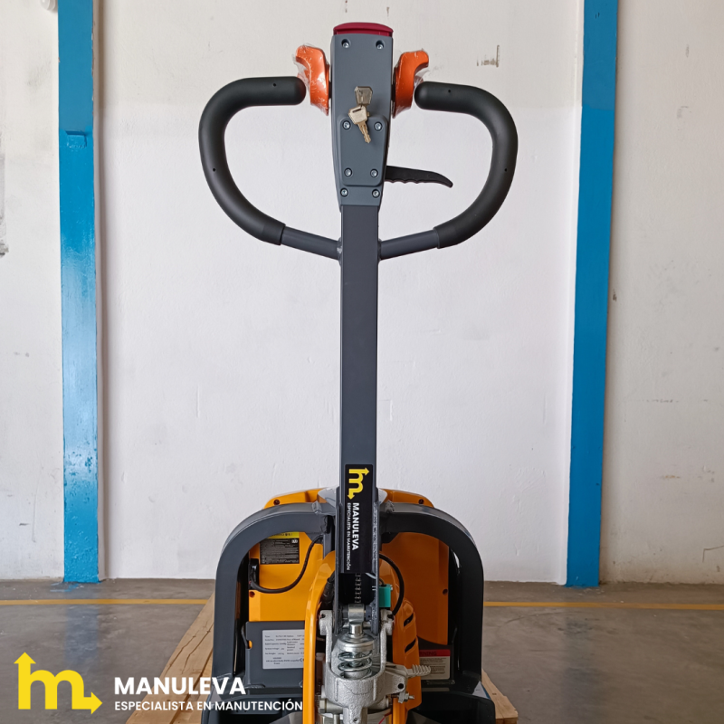 Vista frontal del timón de la transpaleta eléctrico batería litio 40Ah