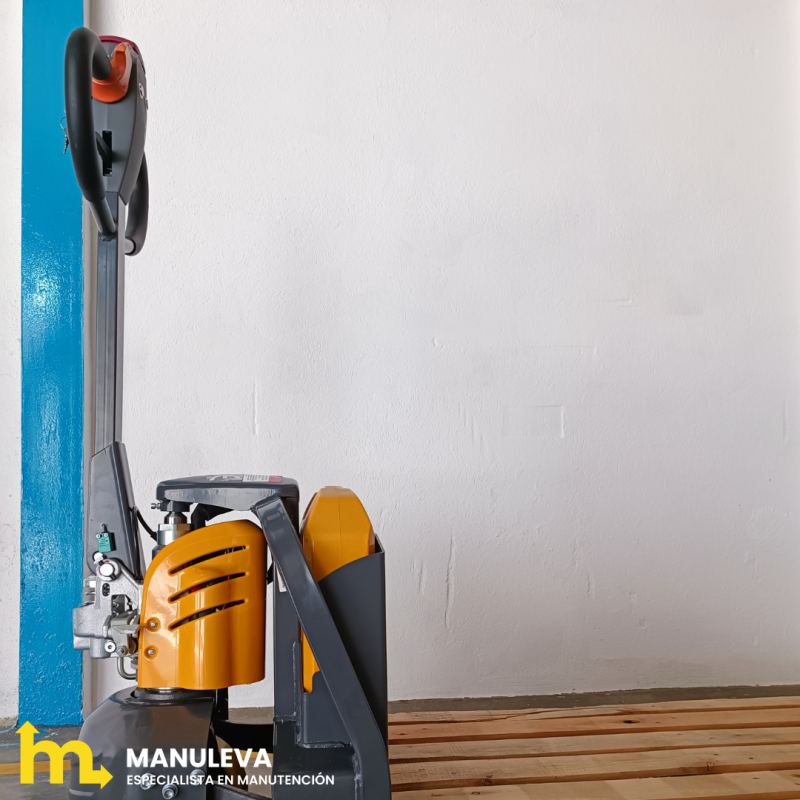 Vista de perfil de la parte delantera de la transpaleta eléctrica Batería litio 40 Ah