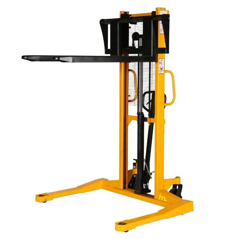 Vista trasera desde 3/4 del apilador 1,5 toneladas horquillas regulables 1600mm