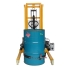 Vista frontal con bidon del apilador Volteador de bidones 450kg - Uñas separación 850 mm para palets - Elevación 2100 mm